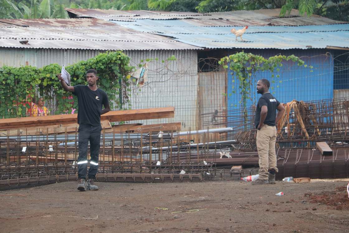 Agent GAP SECURITY en poste sur un chantier à Mayotte